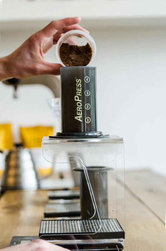 Aeropress wird mit Kaffee befüllt