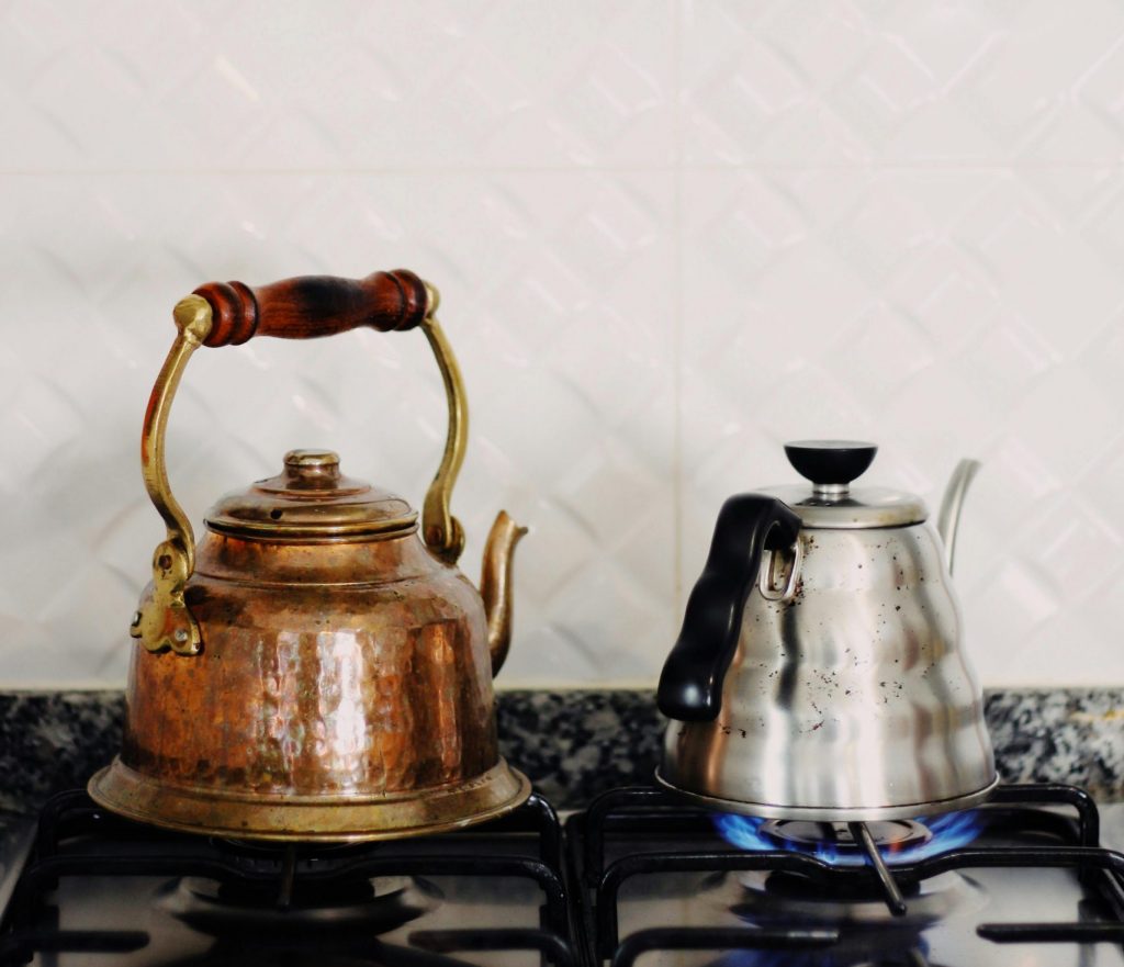 Wasserkocher auf einem Gasherd