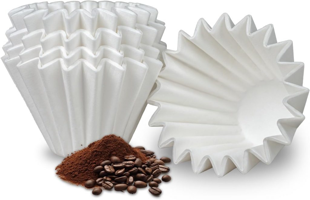Kaffeefilter, gemahlener Kaffee un Kaffeebohnen