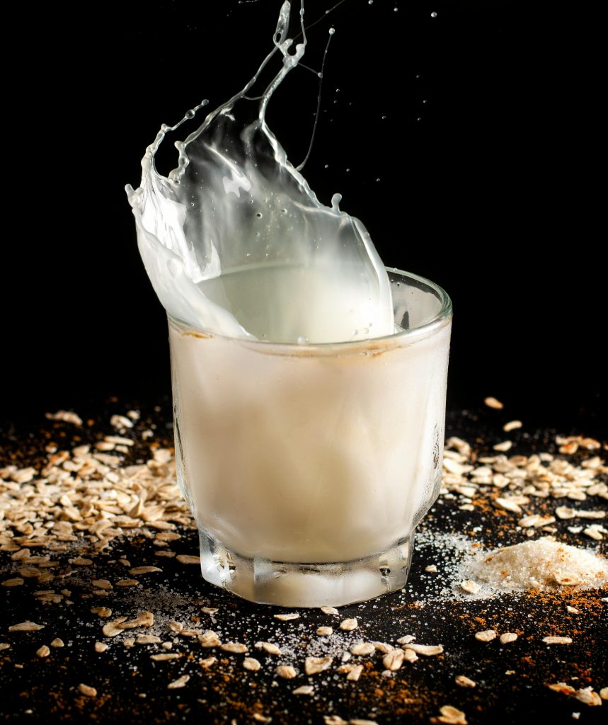 Glass mit Hafermilch