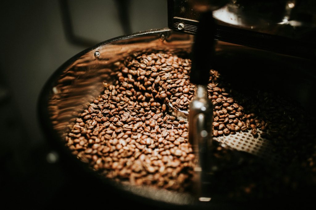 Kaffee in einer Röstmaschine