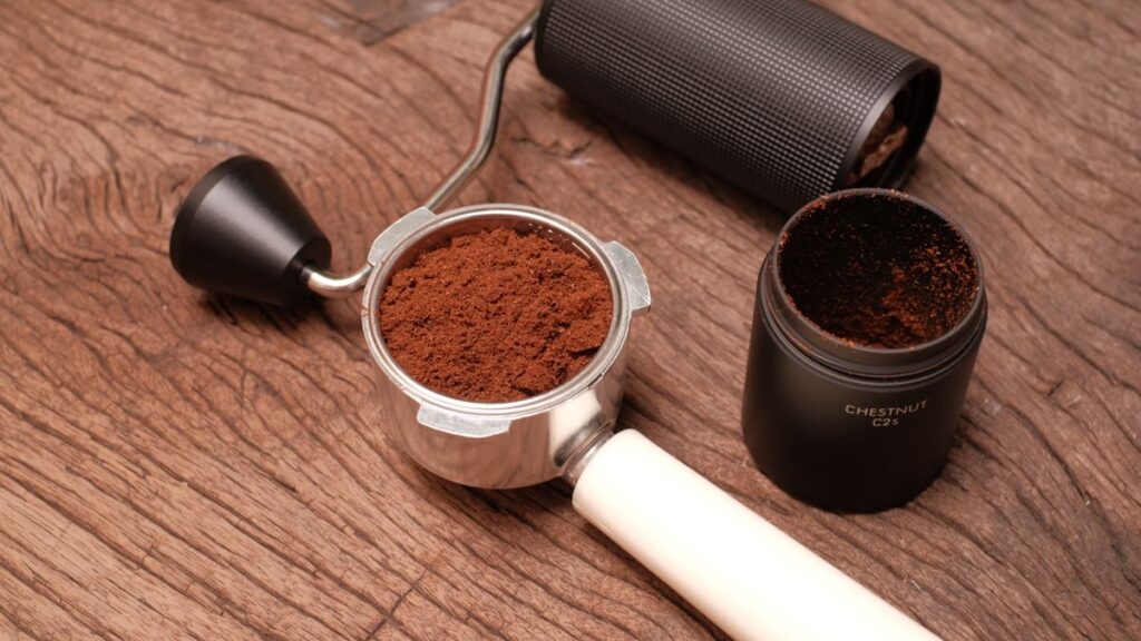 Timemore Kaffeemühle mit Siebträger und gemahlenem Kaffee