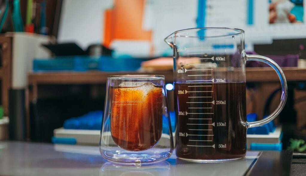 Cold Brew Kaffee in einem Doppelwand Glas und Kaffe in eine Glaskanne mit Darstellung von Maßeinheiten