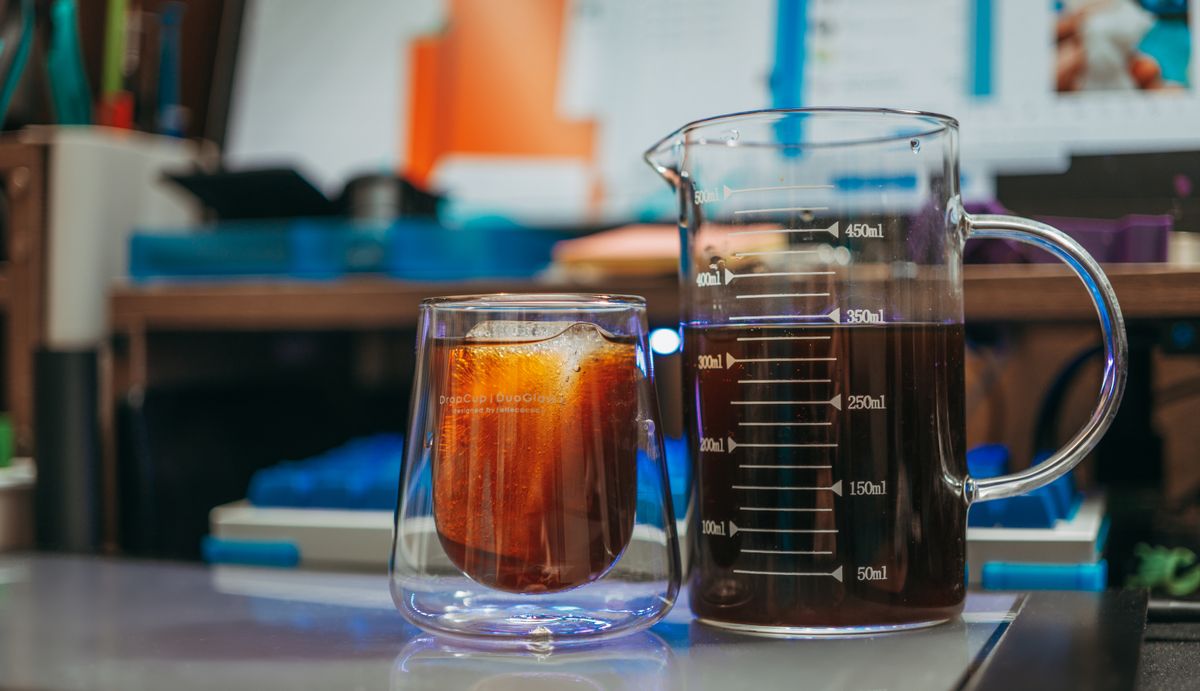 Cold Brew Kaffee im Glas mit Eiswürfeln