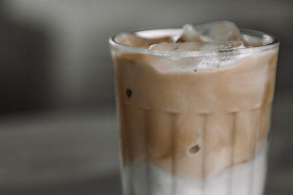 Eiskaffee mit Eiswürfeln im Glas