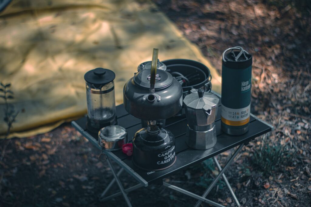 Portable Espressomaschine und Kaffee-Zubehör beim Camping